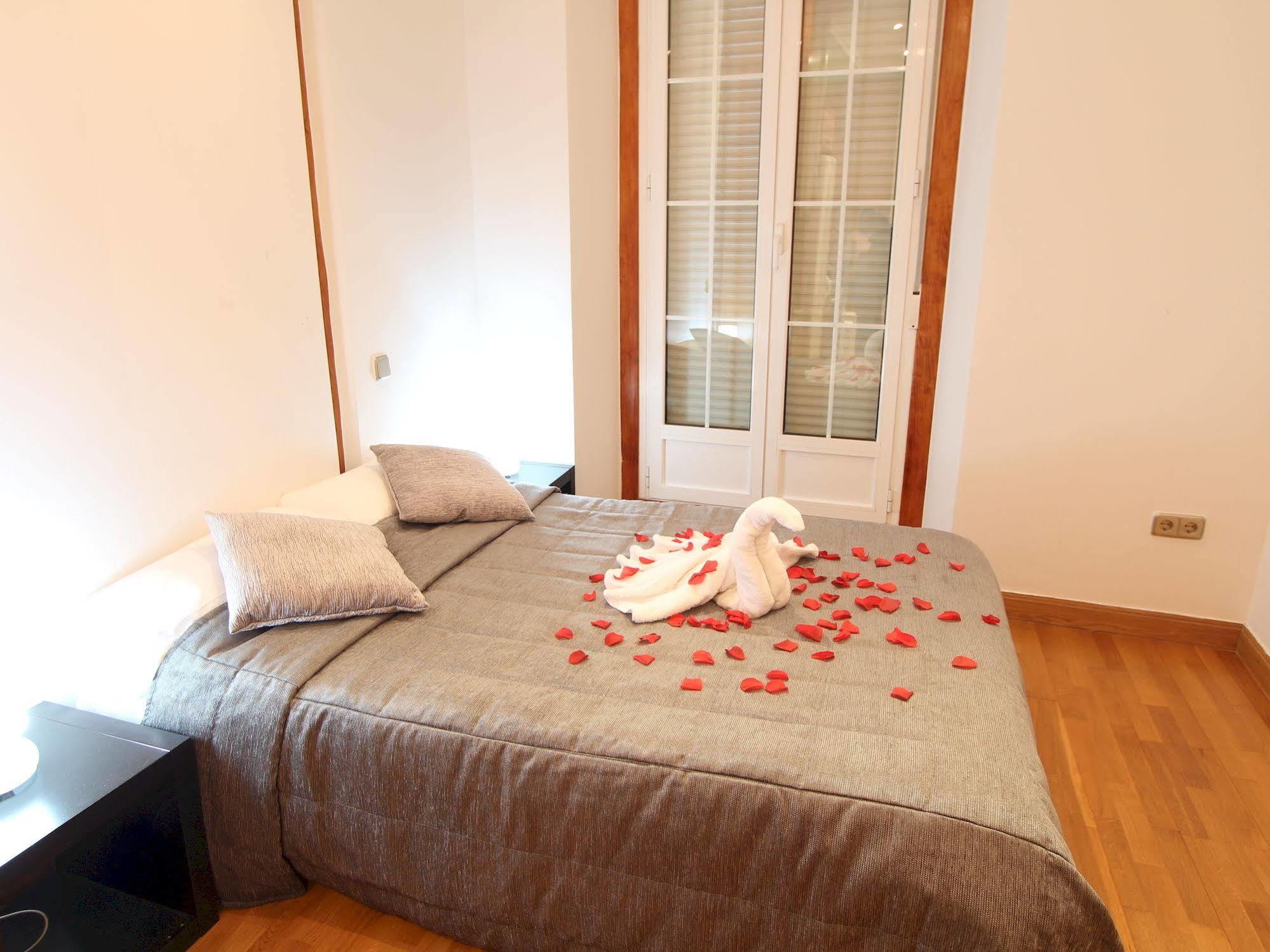 Apartamentos Good Stay Prado Madrid Bagian luar foto