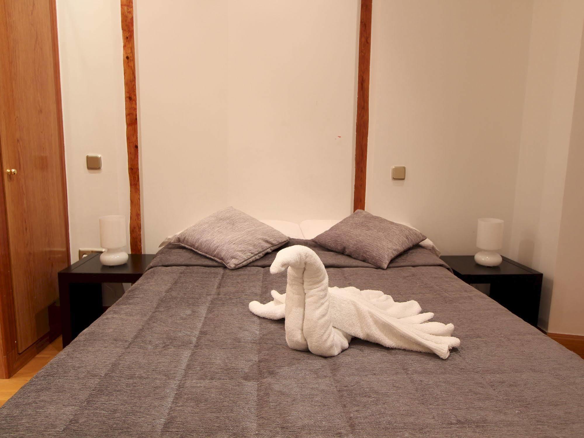 Apartamentos Good Stay Prado Madrid Bagian luar foto